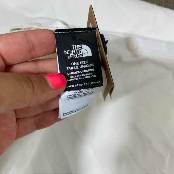 NEW North Face Supine Scarf In White - Picture 2 of 10